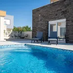Vacation House Privlaka Villa