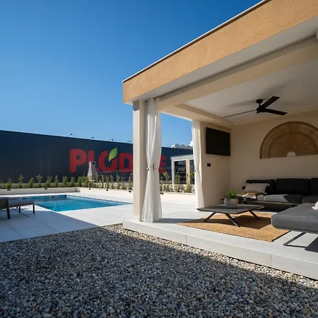 Vacation House Privlaka 普利拉卡
