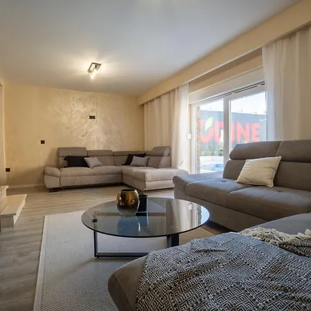 Vacation House Privlaka 别墅 *